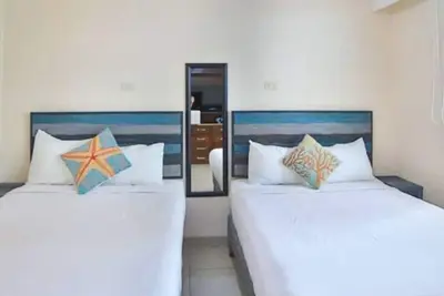 Image de Large, Modern Condo w/ Balcony overlooking 5th Ave. 4 min. Walk to the Beach!