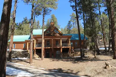 Image de Mountainside Manor - Private Lake - Spacious Home