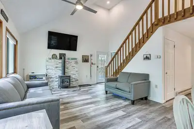 Image de Screened Porch & Deck: Pet-Friendly Poconos Escape