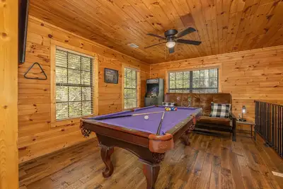 Image de Treetop Hideaway; Hot Tub, Pool Table, 2 Master suites. Between Gatlinburg & Pf