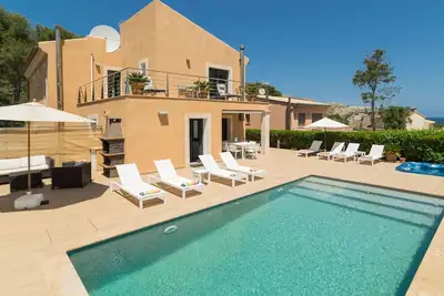 Image de San Vincenc: seaside villa for 8 with private pool