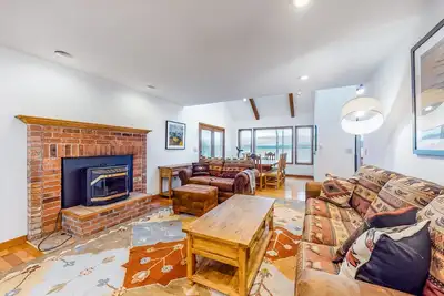 Image de Water-view dog-friendly home with Squamish Harbor view & beach access
