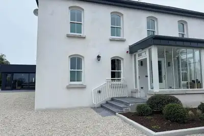 Grove House Schull, Harbour Views, walking distance to all amenities