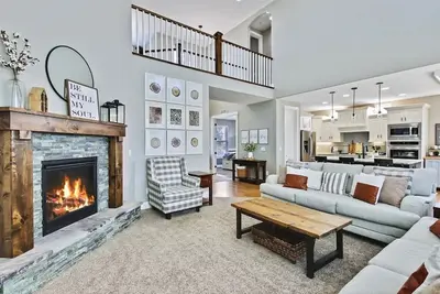 Image de Large Modern 6 Bedroom Farmhouse with Custom Theat