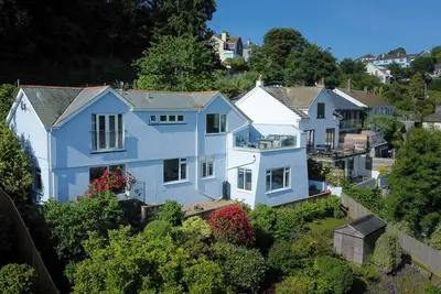 Image de Comfortable and stylish Salcombe house with balcony area and parking