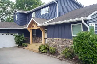 Image de Lakefront-renovated, Dock and boat slip, No-wake zone, Fire pit, Fiber-optic WiFi