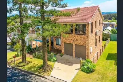 Image de All but a short stroll to the water and gorgeous views of the Harrington Bay