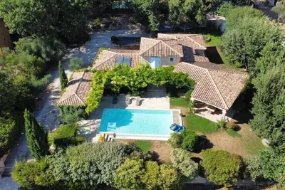 Image de Villa-jardin avec  piscine