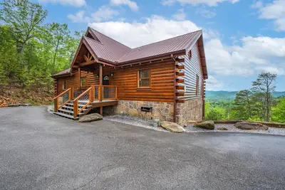 Image de Rare! Secluded Lodge w/ Breathtaking Views | Close to Dollywood | Theater Room