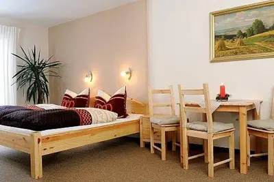 Image de Doppelzimmer mit Aufbettung im Gästehaus - Gästehaus Ihle - Ferienwohnungen & Appartements