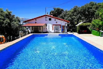 Image de Secluded country house with private pool (ideal for children).