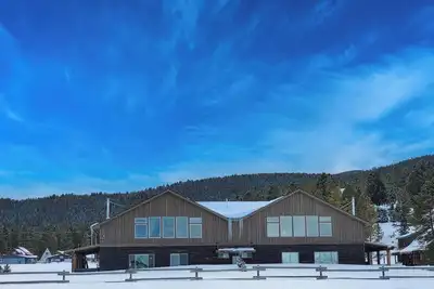 Image de New townhouse at Gtl! Easy winter access! 8 miles from Discovery Ski.