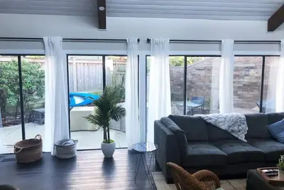 Image de SeaBreeze and Salty Air- Lovely Beach Getaway! New -  Air Conditioning!