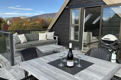 Image de Modern private and quiet apartment, centrally located. Garden and mountain views