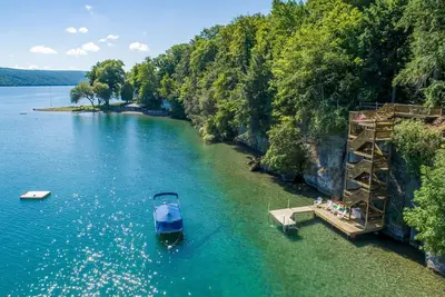 Image de Visit this Beautiful Lakehouse on Skaneateles Lake! !