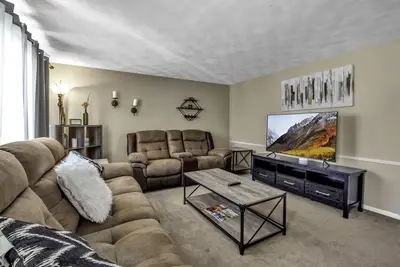 Image de Quiet suburban home 10 minutes from airport/25 min from Niagara Falls