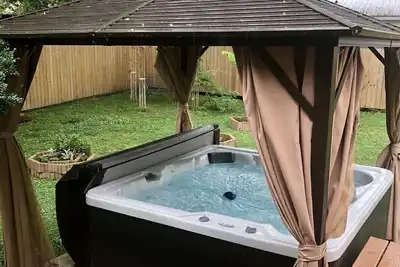 Image de Downtown Favorite! Hot Tub, Firepit, Cozy & Roomy