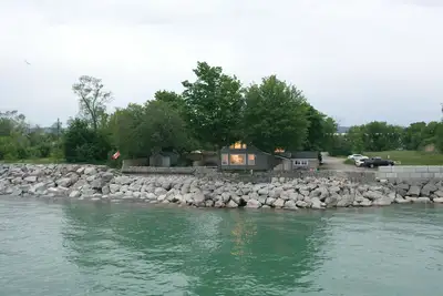 Image de \"Love on the Lake\" Lakefront Updated Cottage