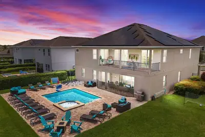 Image de ★ Outdoor Oasis w/ Pool/Spa, Star Wars Game Room & Theater • 10 min to Disney! ★