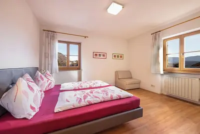 Image de Stompferhof Erkerwohnung\" à Caldaro avec piscine partagée, balcon et jardin