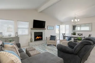 Image de 3 Bedroom, 2 bathrooms, steps to the sand, sleeps 8