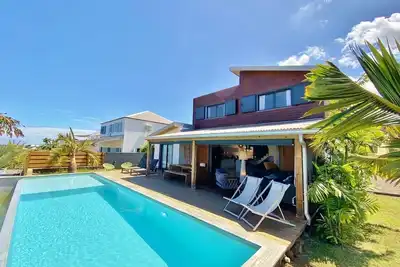 Image de *Villa Vert CÉLADON* - piscine et vue océan