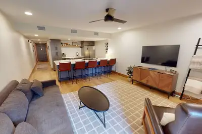 Image de Big Pool, 4 Hot Tubs, Clubhouse! Walk/Drive to Marina, Dining, Shops, Events