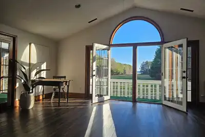 Image de Spacious Waterfront Home secluded on 60 ac with Beach and Boat Ramp