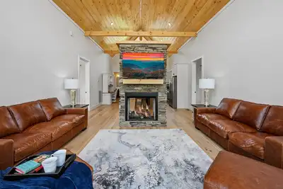 Image de Big Outdoor Private Pool! Upscale 2 Bed, Fire-pit Hot Tub, Free attractions