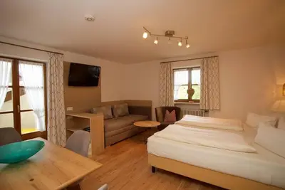 Image de Apartment Hohes Schloss Apartment 3 - Ferienhaus Rosa (App. 1 + 3)