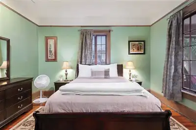 Gorgeous, Historic Downtown Home – Tucked into Uf!