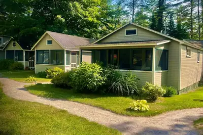 Image de Cottage by the Lake #3 - Blossoms