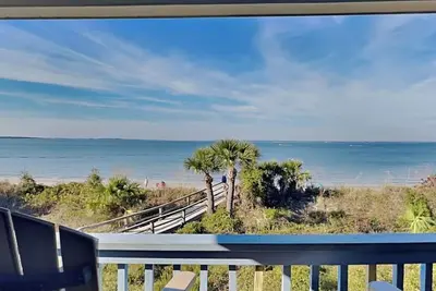 Image de Cozy waterfront escape w. community pool + ocean views.