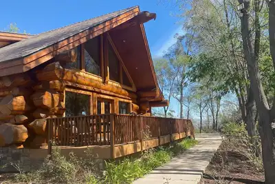 Image de One of a Kind Log Cabin