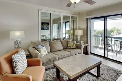 Image de Charming condo w. partial ocean views + resort amenities.