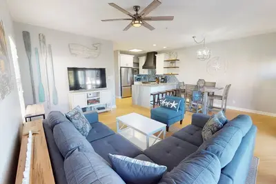 Image de Charming Condo w/ Private Balcony, Just Moments From The Beach