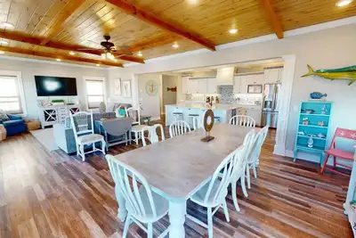 Image de Luxurious home w. private pool + rooftop deck views.