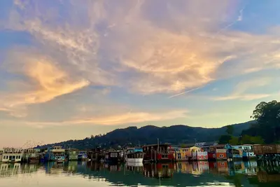 Image de \"Top Choice Houseboat Rental, \" says Discover Sausalito. 2bd 2ba floating home.