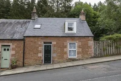 Image de A charming 2 bed cottage in the heart of the popular borders village of Melrose.
