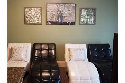 Image de \"Serene Haven: Shays Lounge - Where Community Thrives!