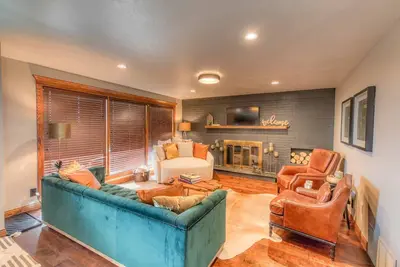 Image de Leather&Spruce - Luxury Lake area fun funky home with amenities. Great for 2-18!