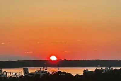 Image de Beautiful sunset views/Central Ac/4 Bedroom 2 Bathroom Home