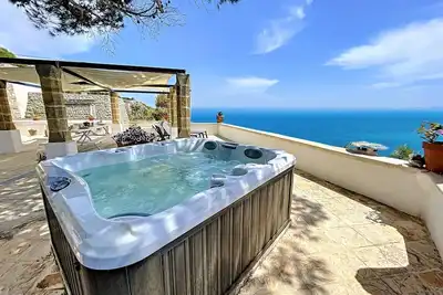 Maison en pierre avec jacuzzi sur les falaises (A)
