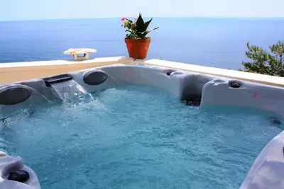 Grande villa avec jacuzzi extérieur sur la mer