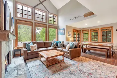 Image de Ski in/Ski Out to Snowbird in this Beautiful Unit with Hot Tub and Fireplace