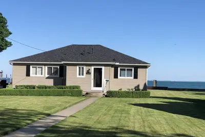 Image de Adorable 4 bedroom lakefront home with dock on a quiet street