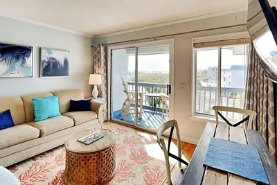 Image de Beach Racquet A301 | Community Pool + Beach Access