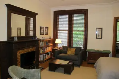 Image de Staying in an1892 Brownstone on Landmarked Block