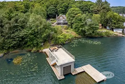 Image de Million Dollar Views! 4bdrm 3bath Cottage on 3 Mile Lake-Hot Tub! Rooftop Deck!