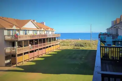 Image de Spacious 3br Beach Getaway | Steps to Sand | Pool, Bikes & More
